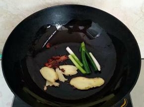 锅中刷一层油，放入香料进行煸炒出味。