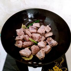 倒入肋排小火进行煸炒出油。