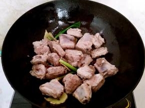 倒入肋排小火进行煸炒出油。