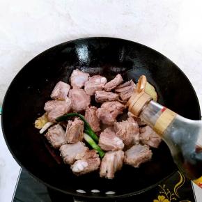 淋入料酒和生抽。