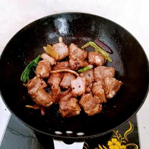 淋入老抽几滴，热炒鲜露，进行翻炒入味。