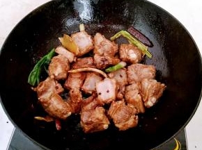 淋入老抽几滴，热炒鲜露，进行翻炒入味。