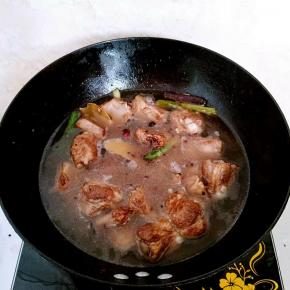 倒入热水，刚莫过食材即可，盖上锅盖小火闷烧30分钟。