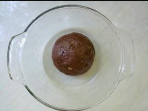 和好面团后，表面覆盖放入温暖处发酵。