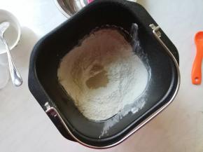 面包桶内先放液体料，后放粉料，平铺盖住料液。
面粉中间挖个窝，放酵母。