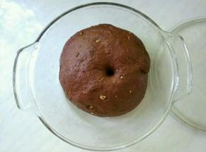 发酵至2倍大，面团戳洞不回缩不下陷即可。