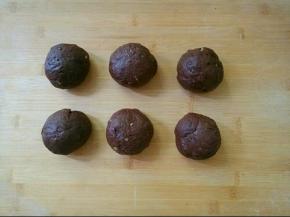 轻轻排气后，分成6个剂子，团成团儿，放置一边松弛15分钟。