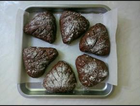 发酵好后取出烤盘，用面筛从高处筛入适量高粉。
用锋利的小刀浅划面团表面，刀口呈30度角快速划破。