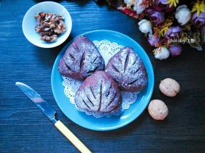 外皮有一丢丢嚼劲，内部松软，可可的香味中夹杂着核桃的香气。