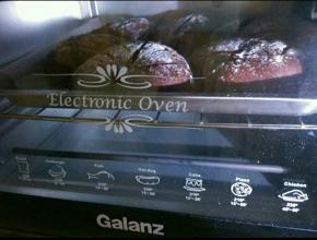 烤箱预热5分钟，放入面胚。烤盘置于中层，200℃上下火，20分钟。