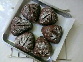 取出晾在烤架上。