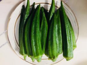 冷却后的秋葵沥干水分放入盘中