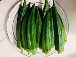 冷却后的秋葵沥干水分放入盘中