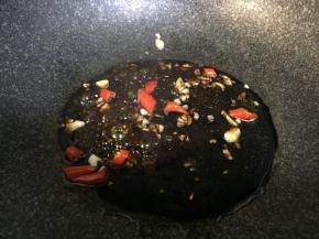 加入适量酱油和清水，烧开后。关火倒在蘸料碟中