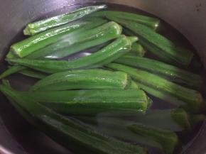 然后捞出放冷水中降温