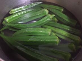 然后捞出放冷水中降温