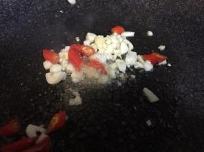 加入糖，炒至融化