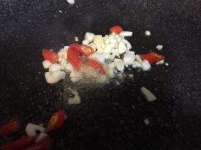 加入糖，炒至融化