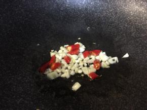 做蘸料，锅中倒少许油，下蒜末辣椒末炒香