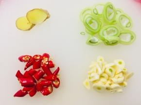 辣椒和蒜切碎备用，如图