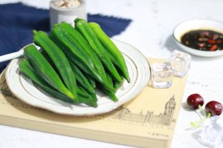 烫熟的秋葵配上蘸料，一道清淡而营养的素菜就做好了