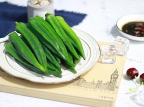 烫熟的秋葵配上蘸料，一道清淡而营养的素菜就做好了
