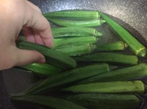 水开后放入秋葵，绰烫两三分钟