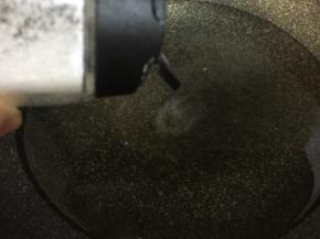 烧一锅清水，加少许盐