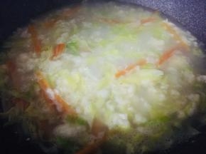 煮到蔬菜变软，倒入刚才的面疙瘩继续大火煮沸
