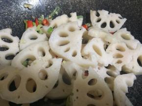 加入盐、鸡精，大火翻炒均匀