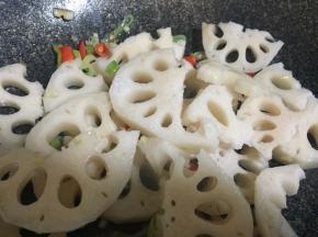 加入盐、鸡精，大火翻炒均匀