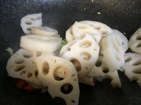 倒入莲藕翻炒