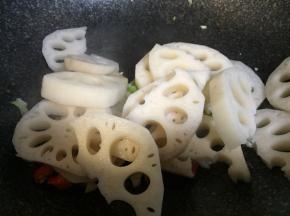 倒入莲藕翻炒