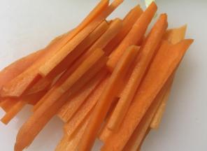 胡萝卜尽量切成细长的薄片或丝