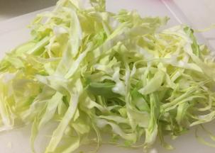 包心菜切丝备用