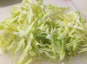 包心菜切丝备用