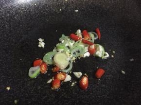 热锅倒油，油热下葱姜蒜和辣椒碎炒香