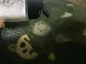 调入盐、鸡精，加盖子炖煮至海带变软