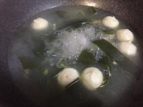 最后下芝士丸煮两分钟左右，丸子熟后即可关火