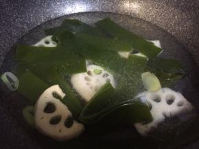 然后倒入适量清水，大火煮开