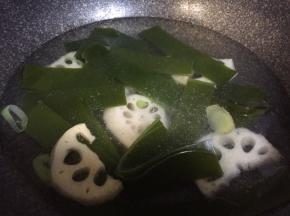 然后倒入适量清水，大火煮开
