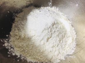 面粉倒入碗中