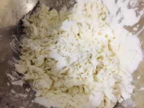 加适量清水，用筷子搅散成面疙瘩