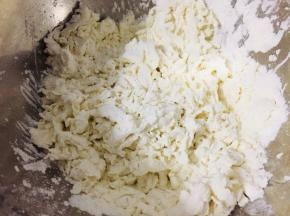 加适量清水，用筷子搅散成面疙瘩