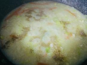 然后调入盐、黑胡椒，等汤汁略微粘稠，即可关火。