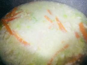 倒入打散的鸡蛋液，搅匀