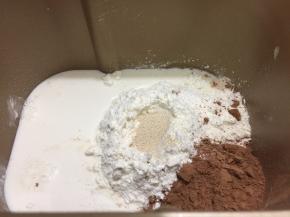 除橄榄油之外的面包材料都投进东菱面包机桶内（BM1352B-3C）