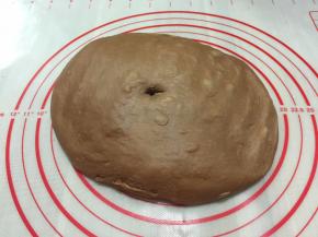 发酵好的面团取出按压排气，也可用擀面杖排气
揉好的面团刚好565