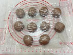 分割成1个56g滚圆盖上保鲜膜松弛