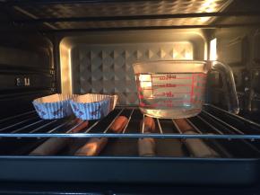 放进烤箱调至发酵区，放一杯温水，发酵至1.5-2倍大